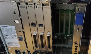 松下交换机板卡亮红灯，是不正常的，可能是故障了；