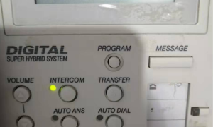 前台电话机打过去没有反应，摘机也没有声音