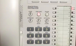 可以用数字电话机来对松下KX-TDA600编程修改分机号码吗？